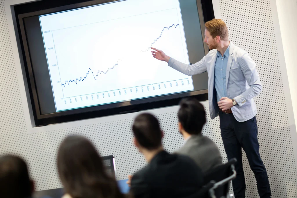 Présentation d'un graphique sur grand écran, présentation les résultats de l'évaluation d'un conseil d'administration